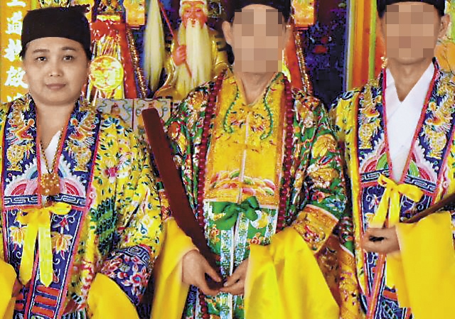吳坤錦（左）穿著道袍，儼然一派宗師，私下卻做些詐欺吸金之事。