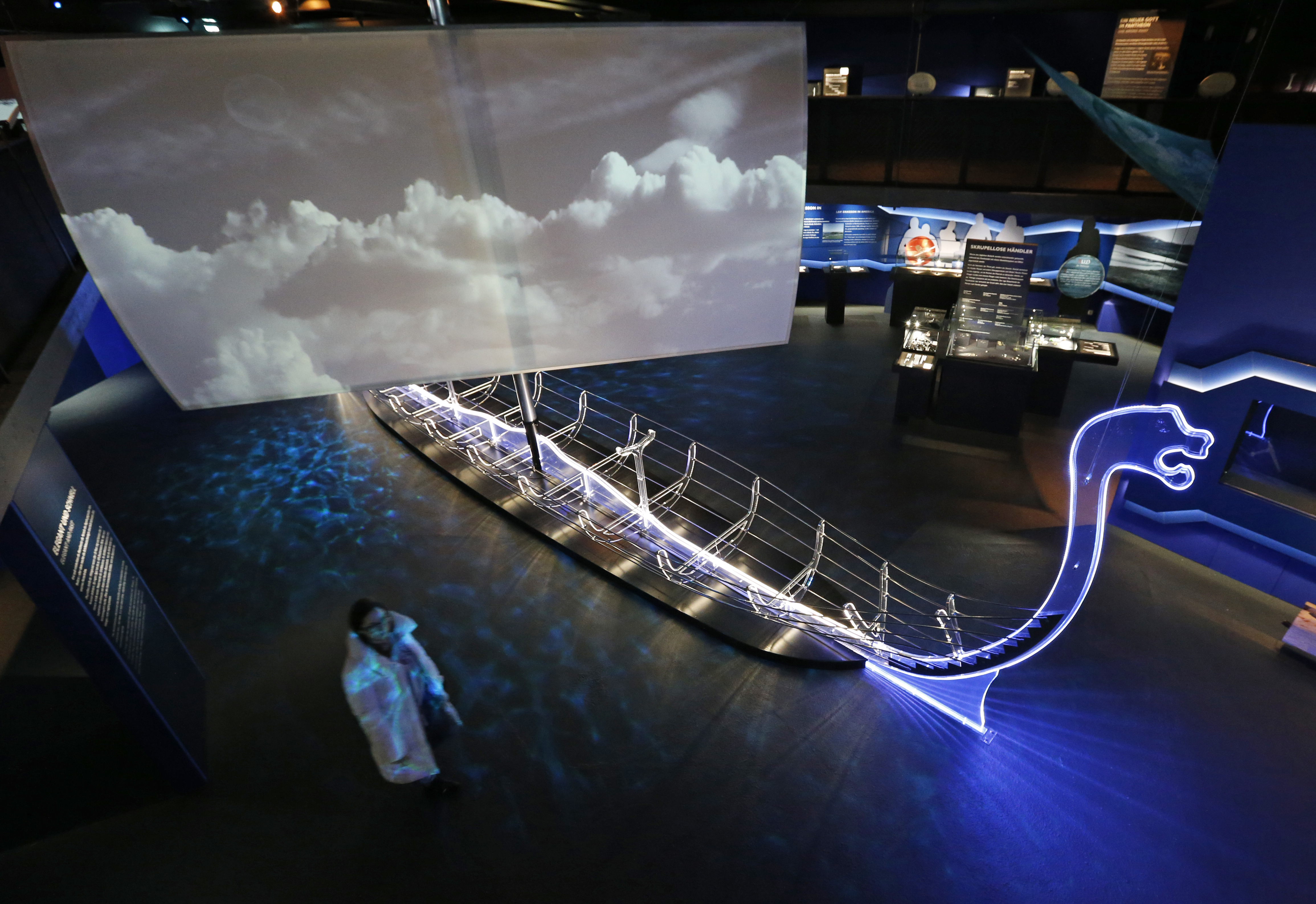 2016年5月9日，德國羅森海姆的維京特展，展示點綴彩色燈光、以彎曲船首為特色的維京長船複製品。（東方IC）