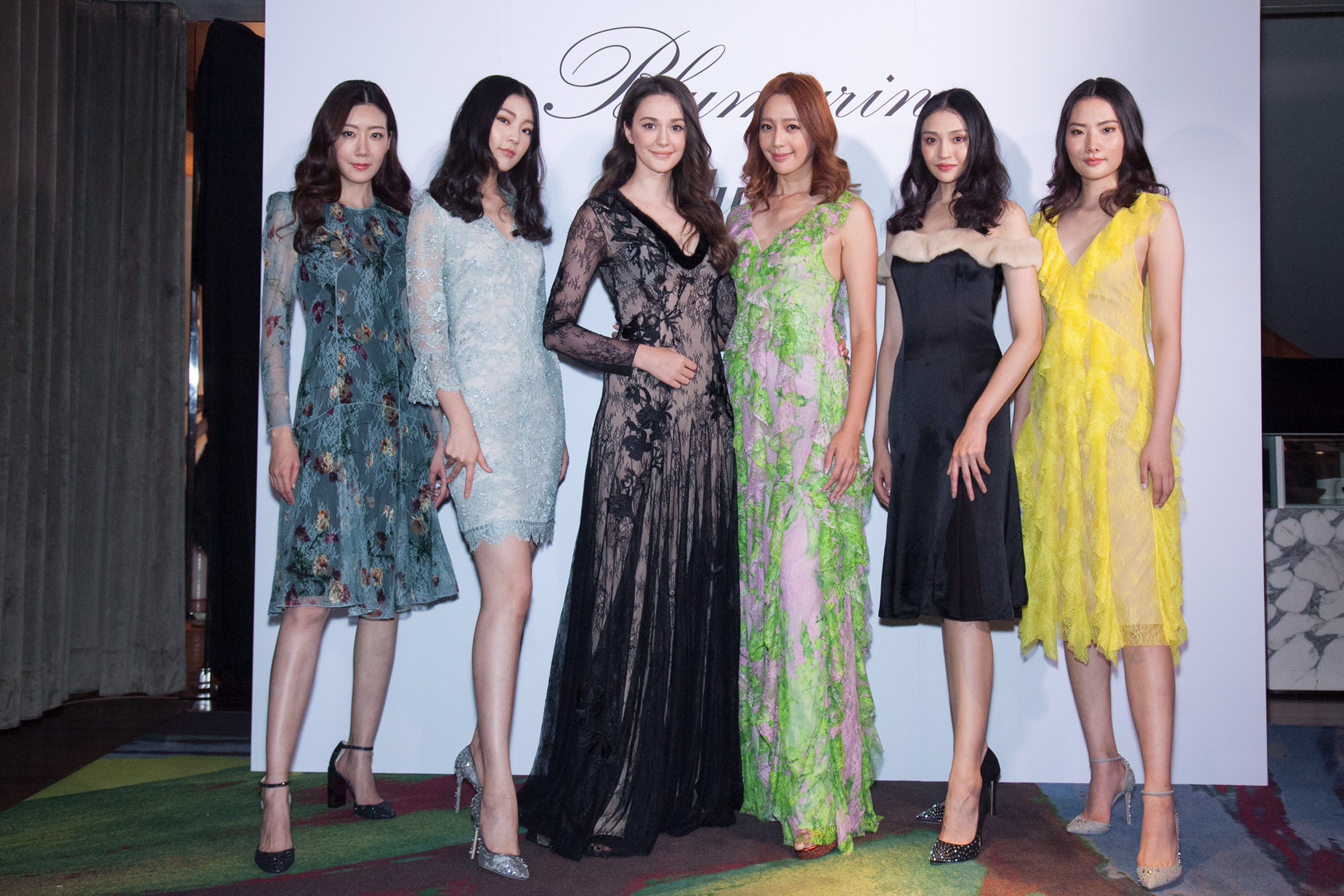 瑞莎（左三）穿低胸晚裝擔任活動嘉賓，她透露老公看到她穿性感就會忍不住摸來摸去。