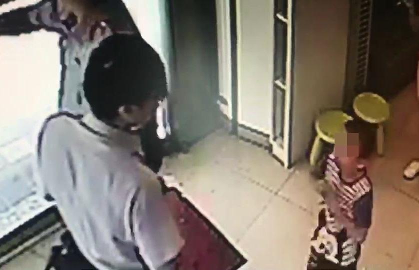 診所女員工發現男童滿身是傷，立即報警處理。（翻攝畫面）
