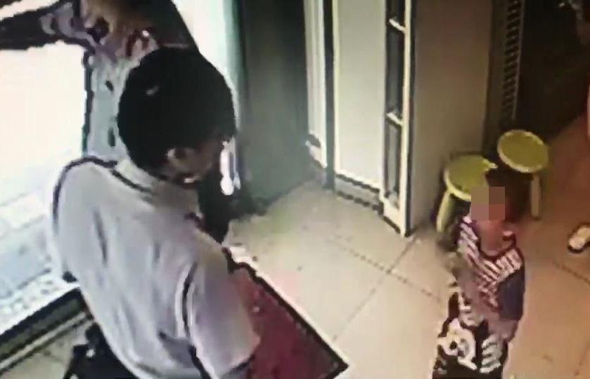 診所女員工發現男童滿身是傷,立即報警處理。(翻攝畫面)