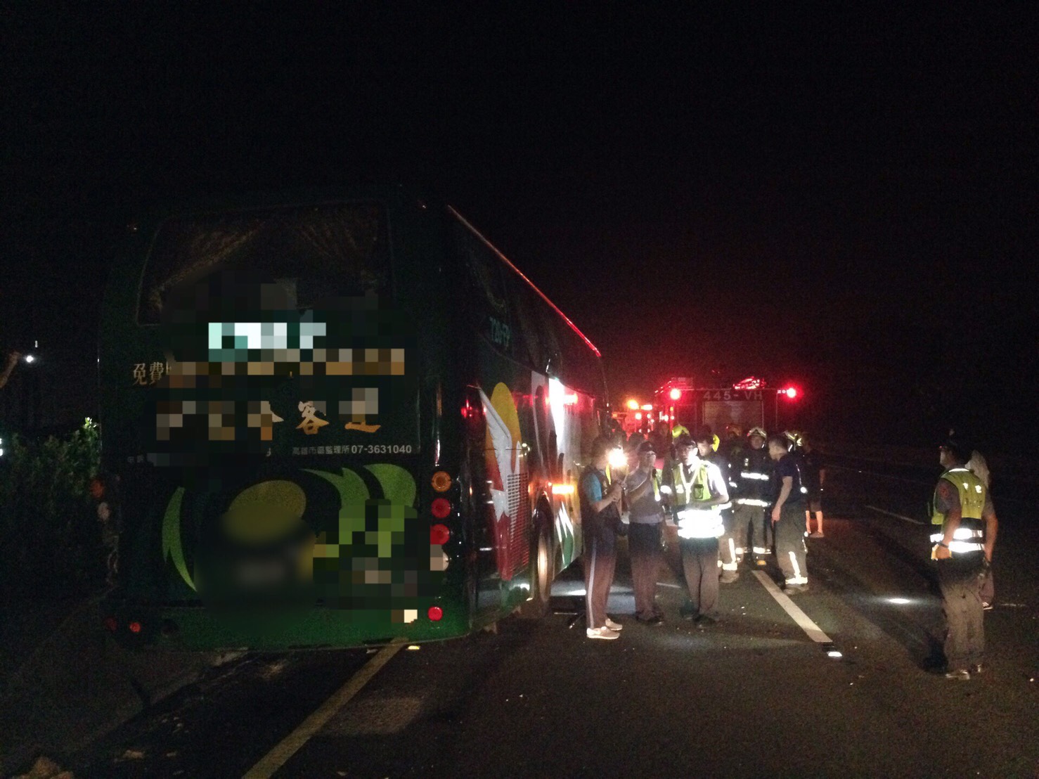 阿羅哈客運11日晚間自撞邊坡，造成6死11傷慘劇。（警消提供）