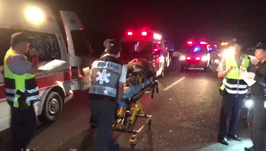 國道中山高阿羅哈客運翻車，車上多名死傷乘客，家屬焦急萬分。（警消提供）