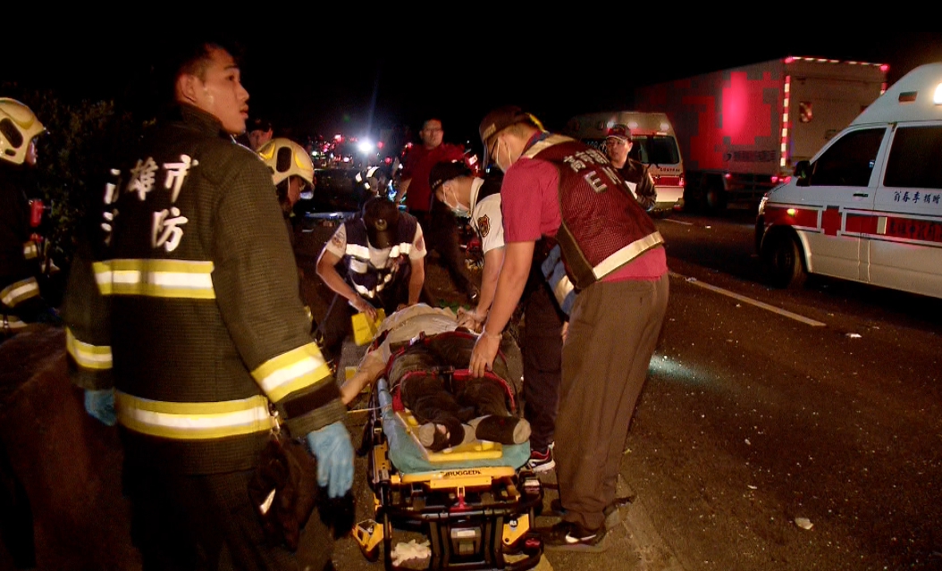 車禍現場相當混亂，警消出動多輛救護車緊急救援。（警消提供）