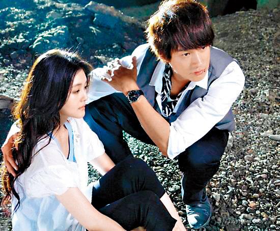 何潤東（右）曾和大S（左）合作《泡沫之夏》，飾演霸道總裁歐辰，並非現在的暖男形象。
