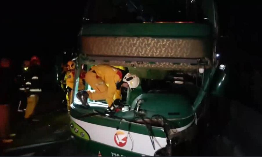 客運車窗破裂,毀損嚴重,許多乘客都被拋飛車外。(警消提供)