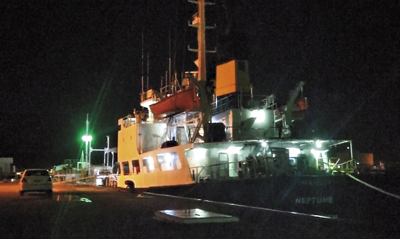 船齡35年的獅子山籍單殼油輪海王星號，利用深夜進入台中港，船員摸黑進行加油。