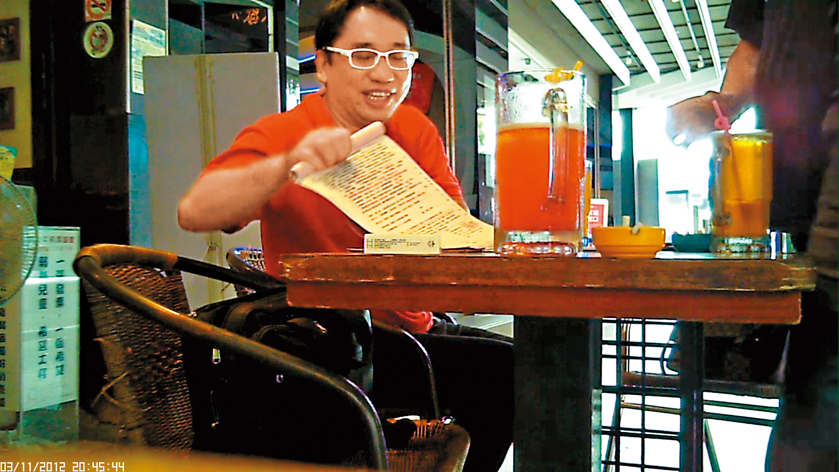 台電黃牛杰能公司的涂先生宣稱可買通台電人員，替客戶申辦契約電價，省下高額電費。