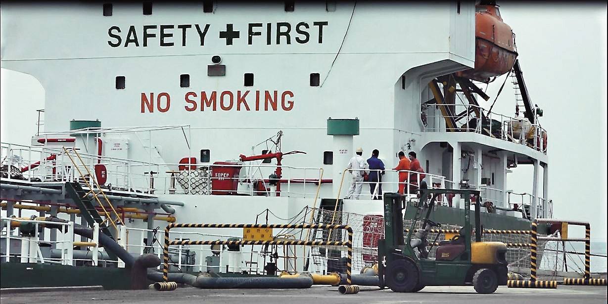 載重噸數超過5千噸的獅子山籍單殼油輪吉利168號，利用清晨時分進港加油。