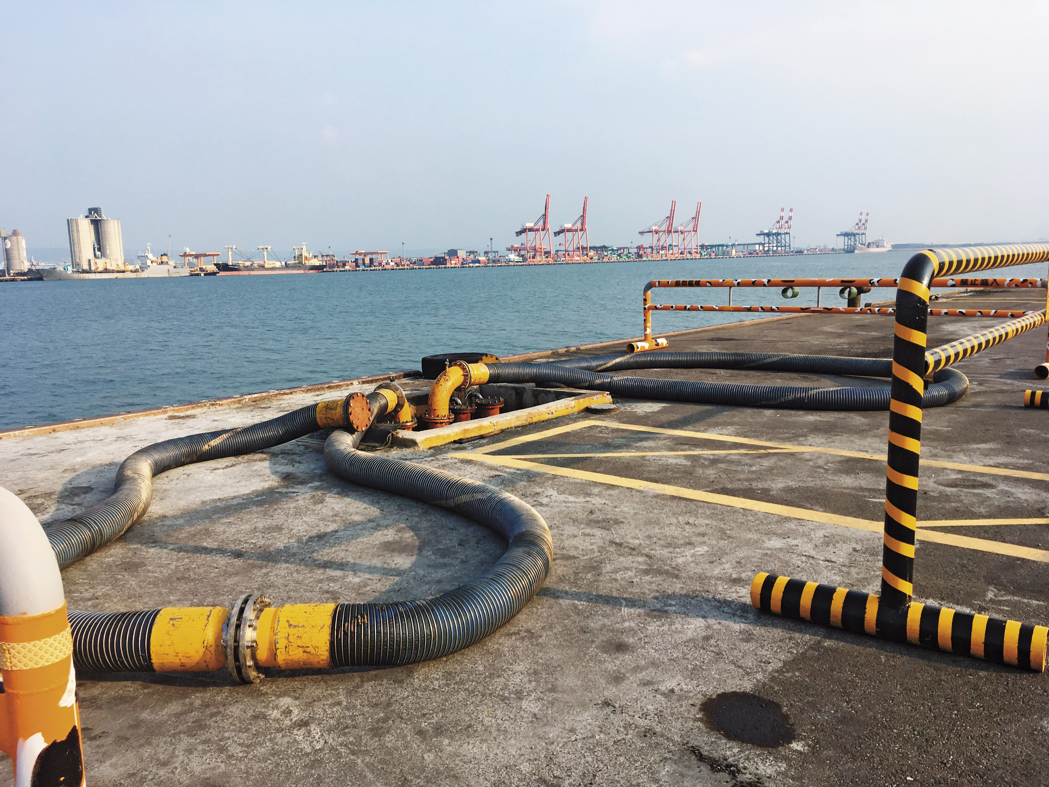 台中港西碼頭上的油管，提供外籍油輪填補燃油。