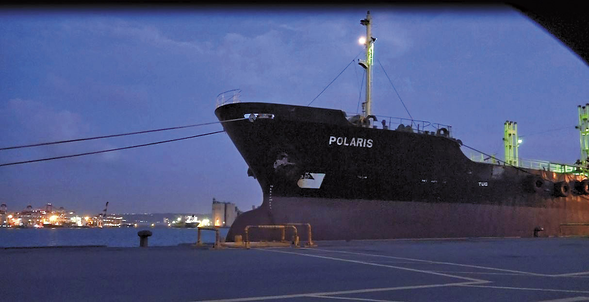 船齡達32年的多明尼加籍單殼油輪北斗星號，被本刊直擊趁著夜色進港加油。