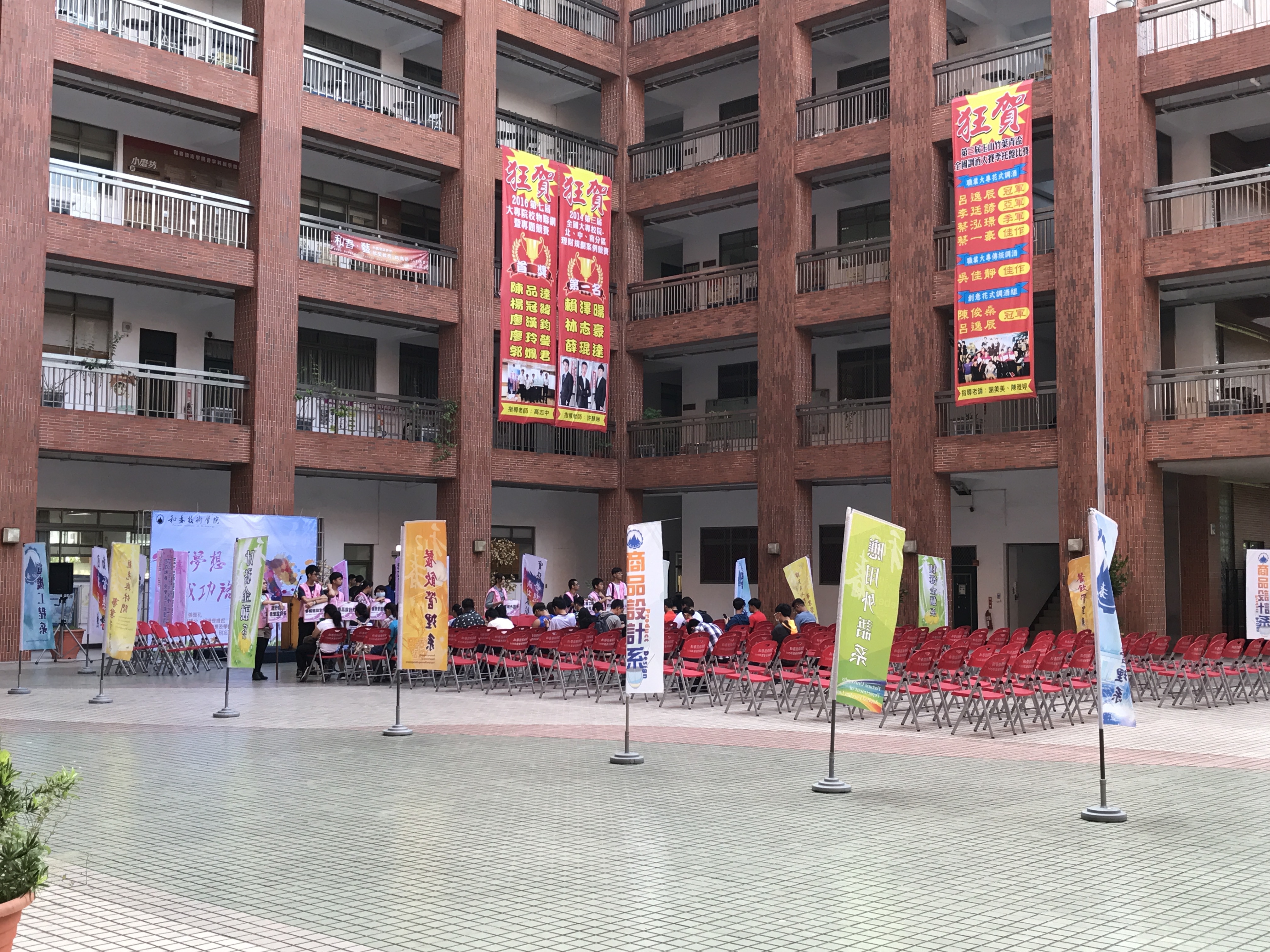 和春今天新生報到，但報到時間已過，川堂座椅仍是空蕩蕩。