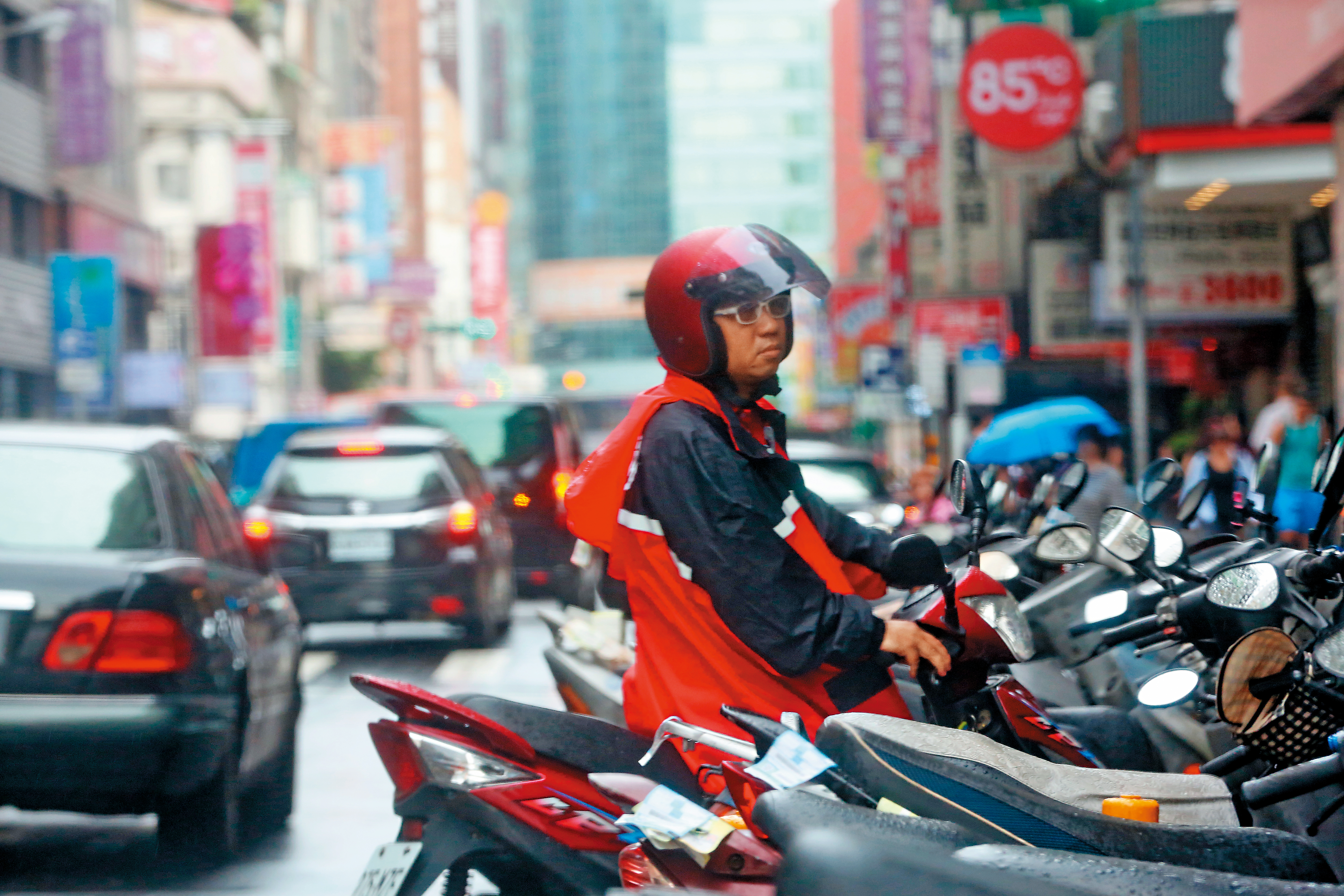 杰能公司工作人員結束與本刊的諮詢後，騎機車離去。