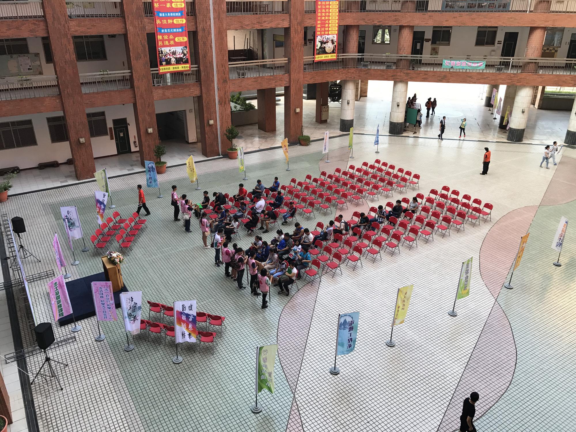 和春今天新生報到,但時間已過川堂座椅仍是空蕩蕩。