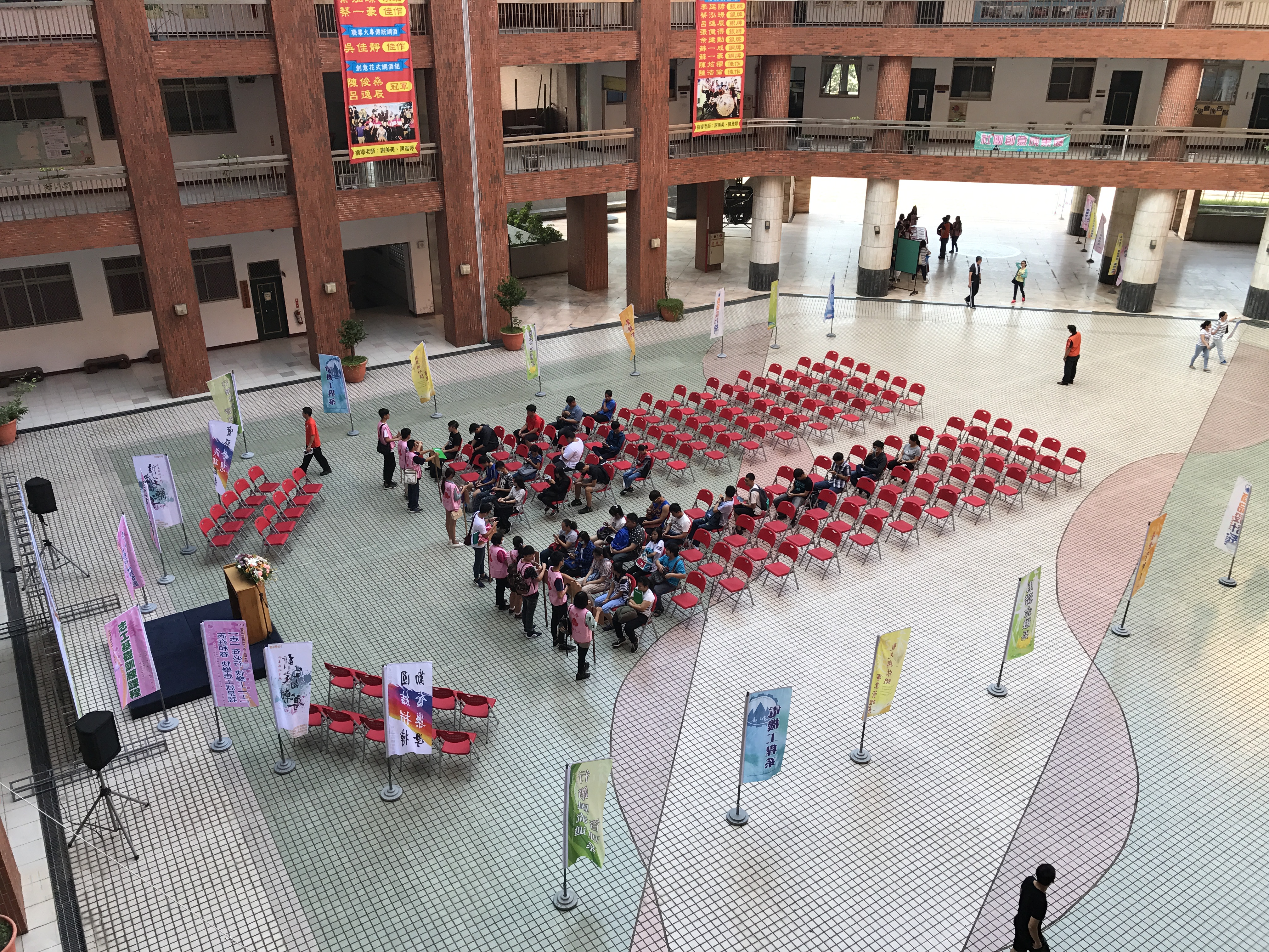 和春今天新生報到，但時間已過川堂座椅仍是空蕩蕩。