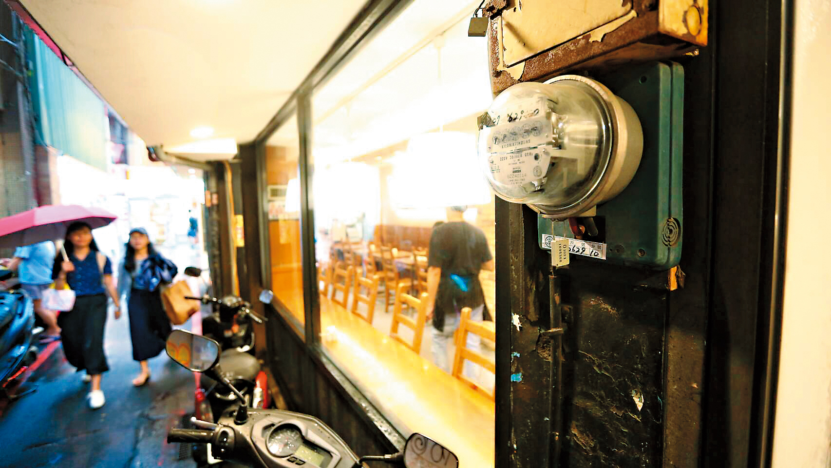 一般用電戶使用的機械型電表，僅能記錄累計度數，無法記錄不同時段的用電量。