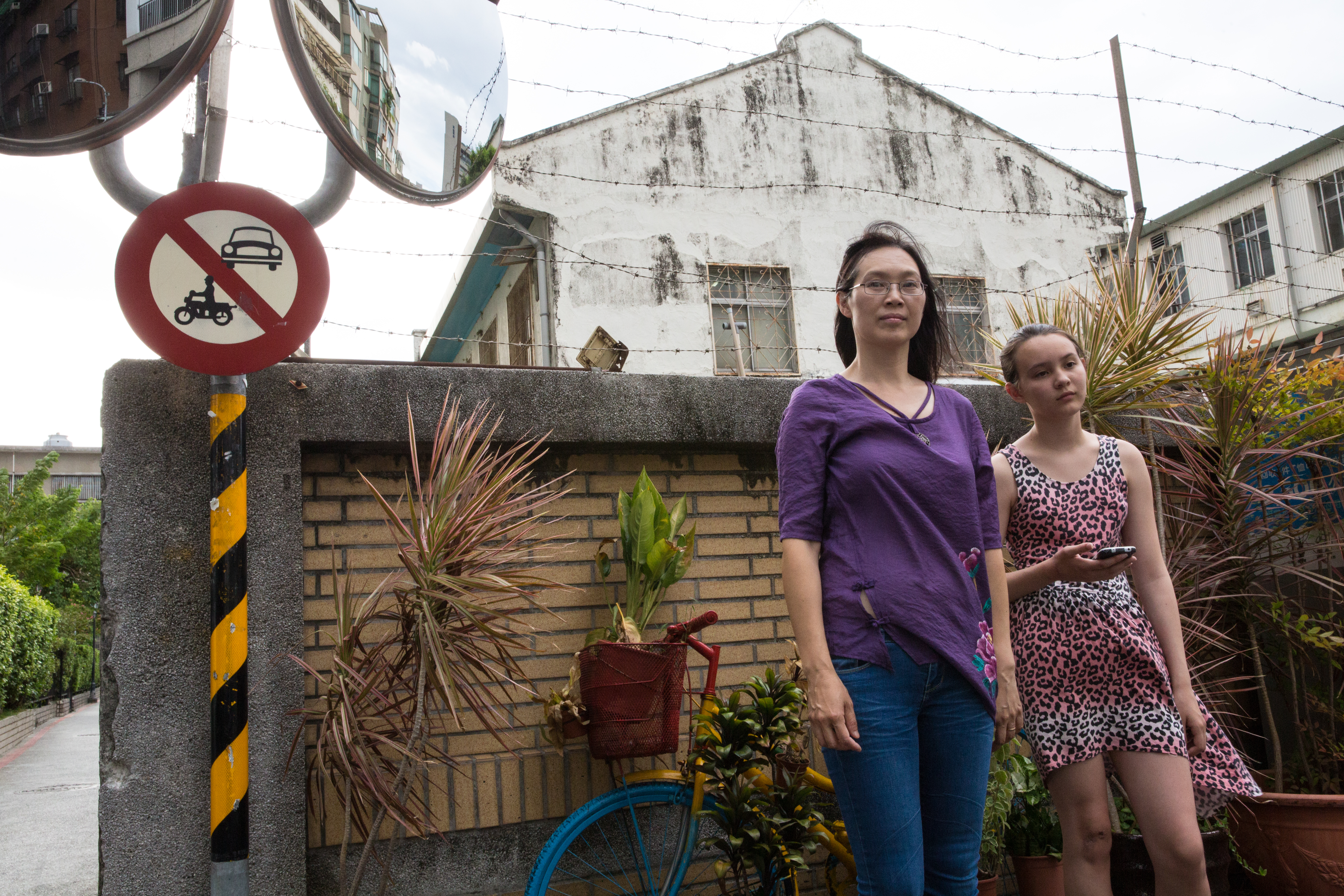 江悅彤（右）本來有說有笑，但攝影記者請她和母親葉麗萍（左）合照時，她馬上變臉。