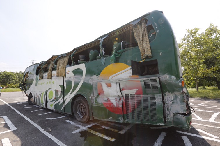 阿羅哈客運車體扭曲變形，可見當時撞擊力道猛烈。