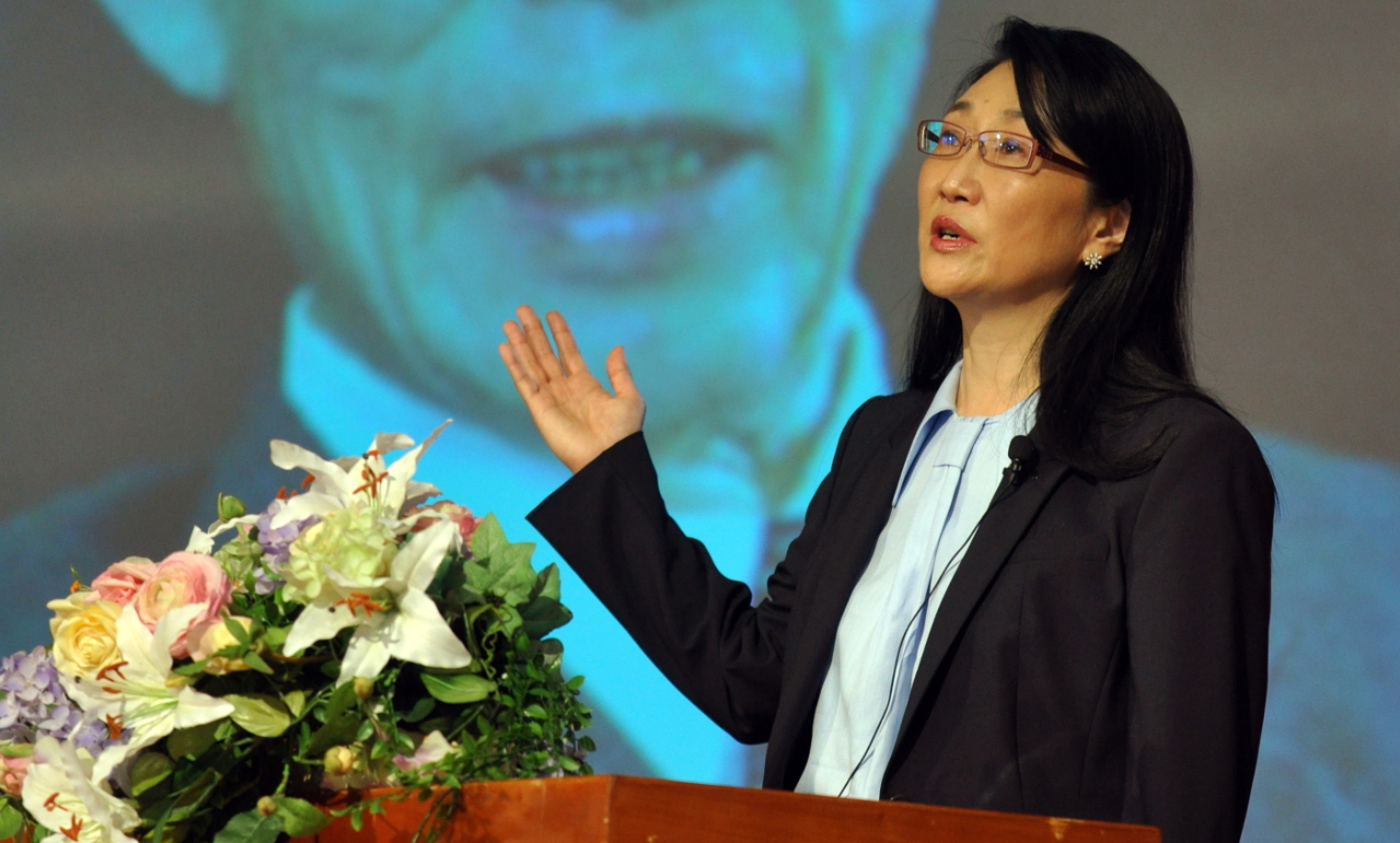 頂著「台灣經營之神王永慶之女」的頭銜，宏達電董事長王雪紅一路走來，卻走跟父親完全不同的路。