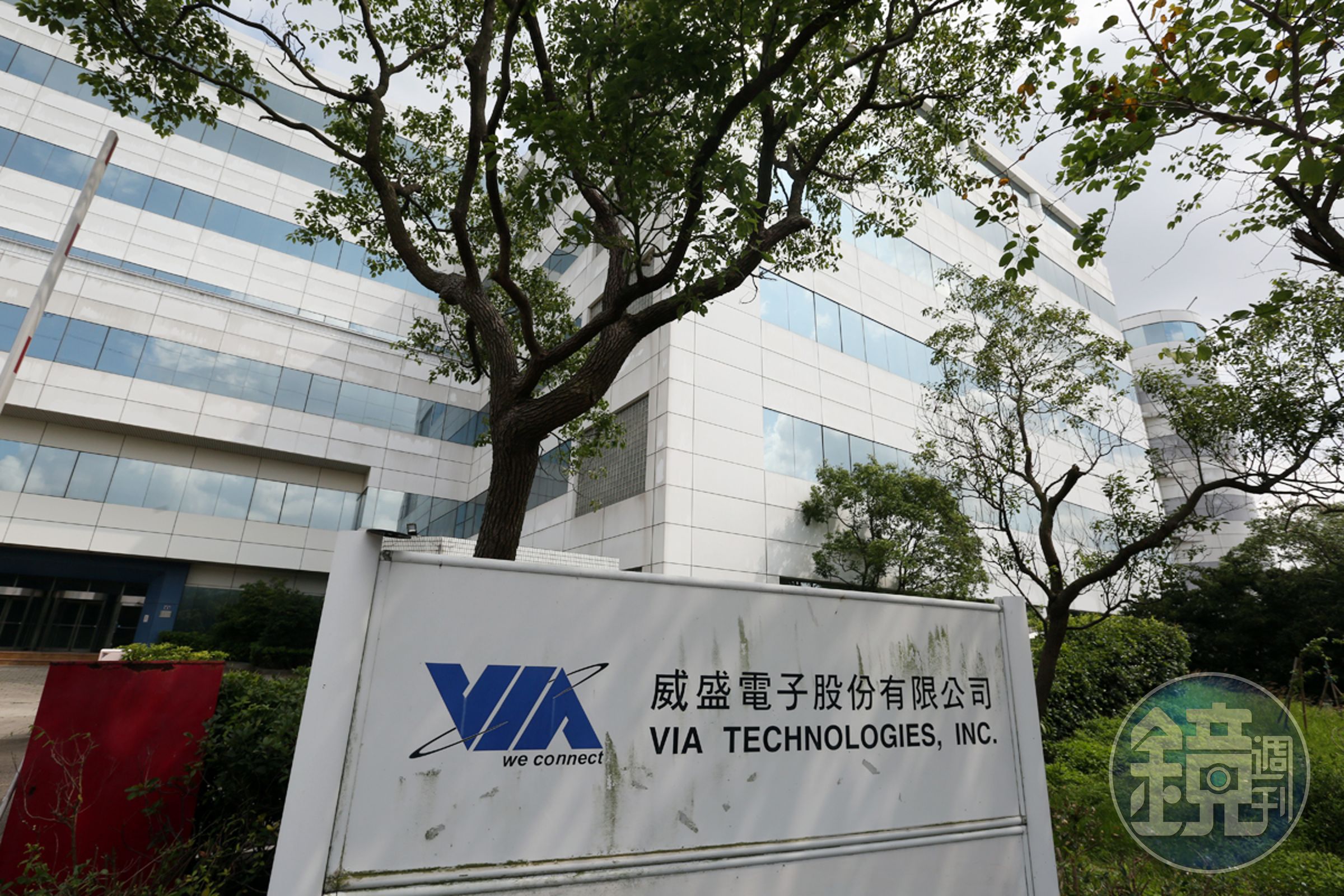 1995年威盛拿下了當時PC業龍頭康柏電腦的晶片組訂單一砲而紅，趁著PC廠紛紛轉向非英特爾晶片的機會，威盛也因此崛起。