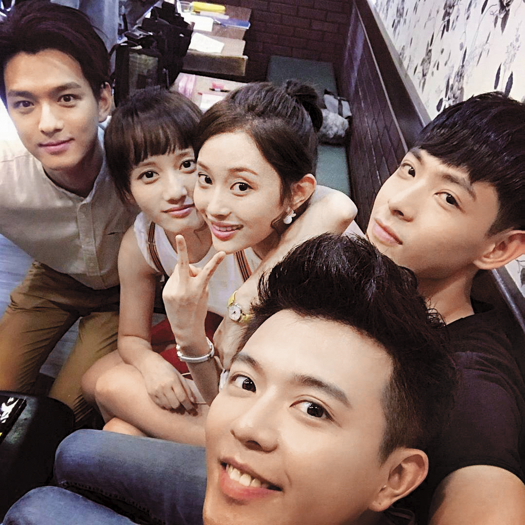 《以你為名的青春》的劇組感情不錯，文苡帆（左起）、李墨之、蓋玥希、晨翔及徐嘉葦還公開曬出合照。（翻攝自晨翔IG）