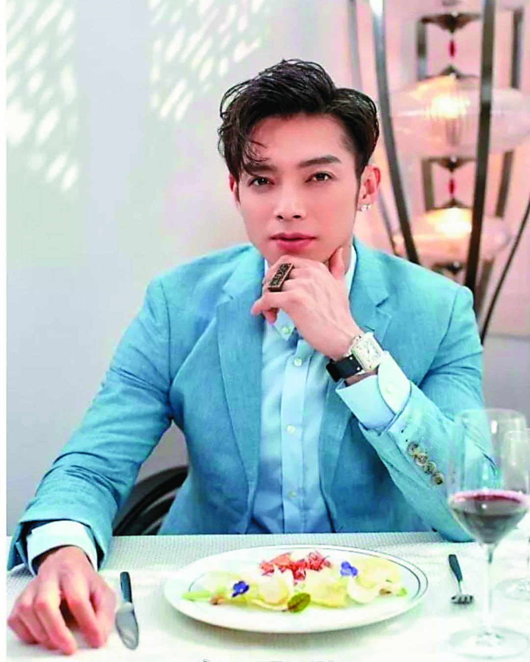 辰亦儒不久前才一度跟緋聞傳了8年的曾之喬一起回家，同時還搭上中國豔星藍燕。