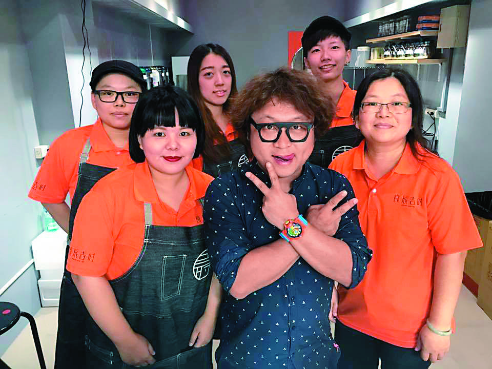 納豆曾被媒體直擊他8月週末夜開吃2女，和兩名長髮正妹在自家烤肉店大快朵頤。