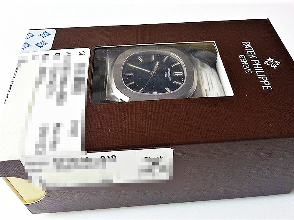 PATEK PHILIPPE出廠運送至店家時的完整包裝，紙盒外加內部抽真空的塑膠袋。