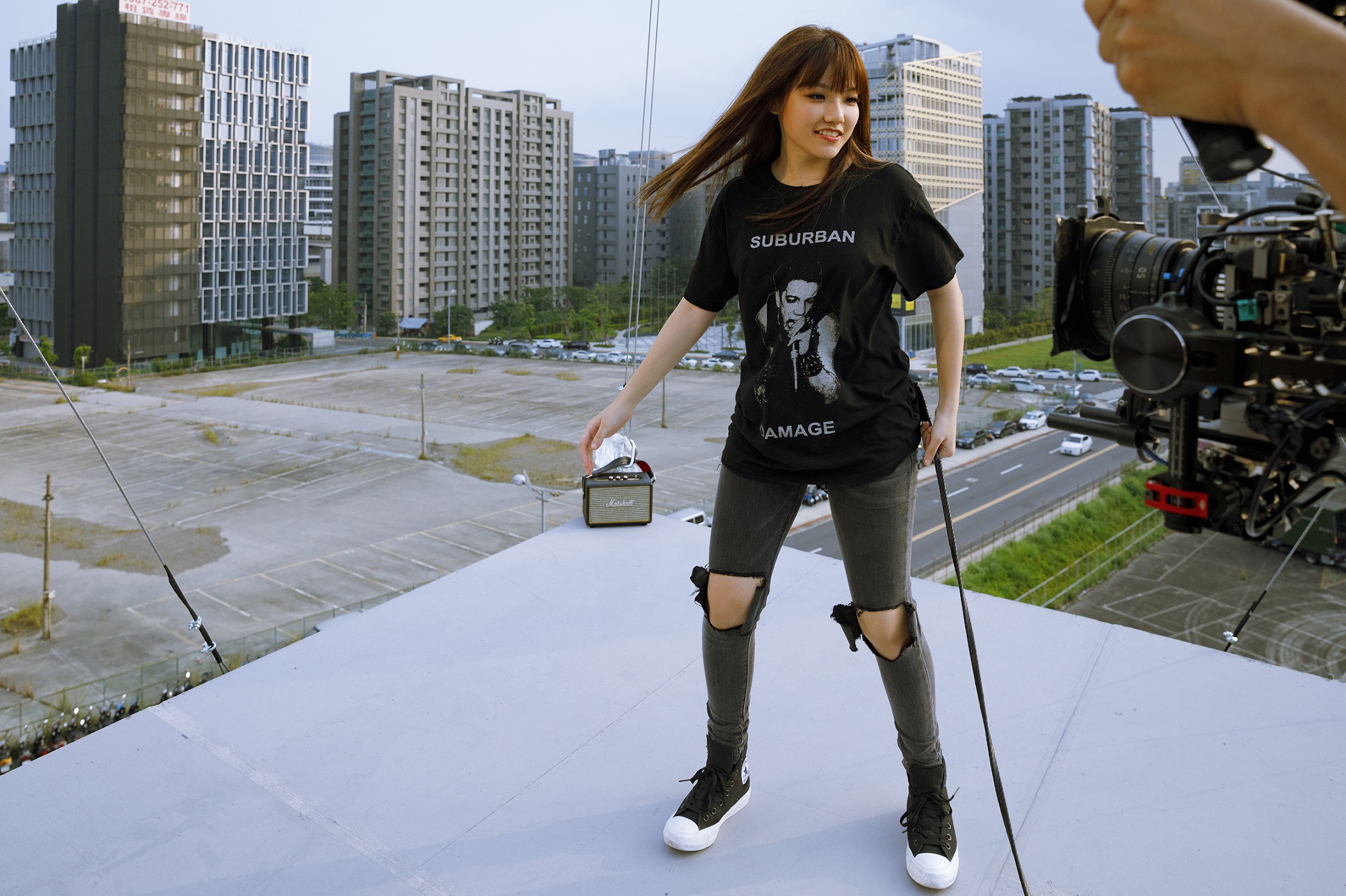 安那拍攝新歌〈踮腳尖〉MV，冒著體感溫度40度高溫揮汗熱舞。