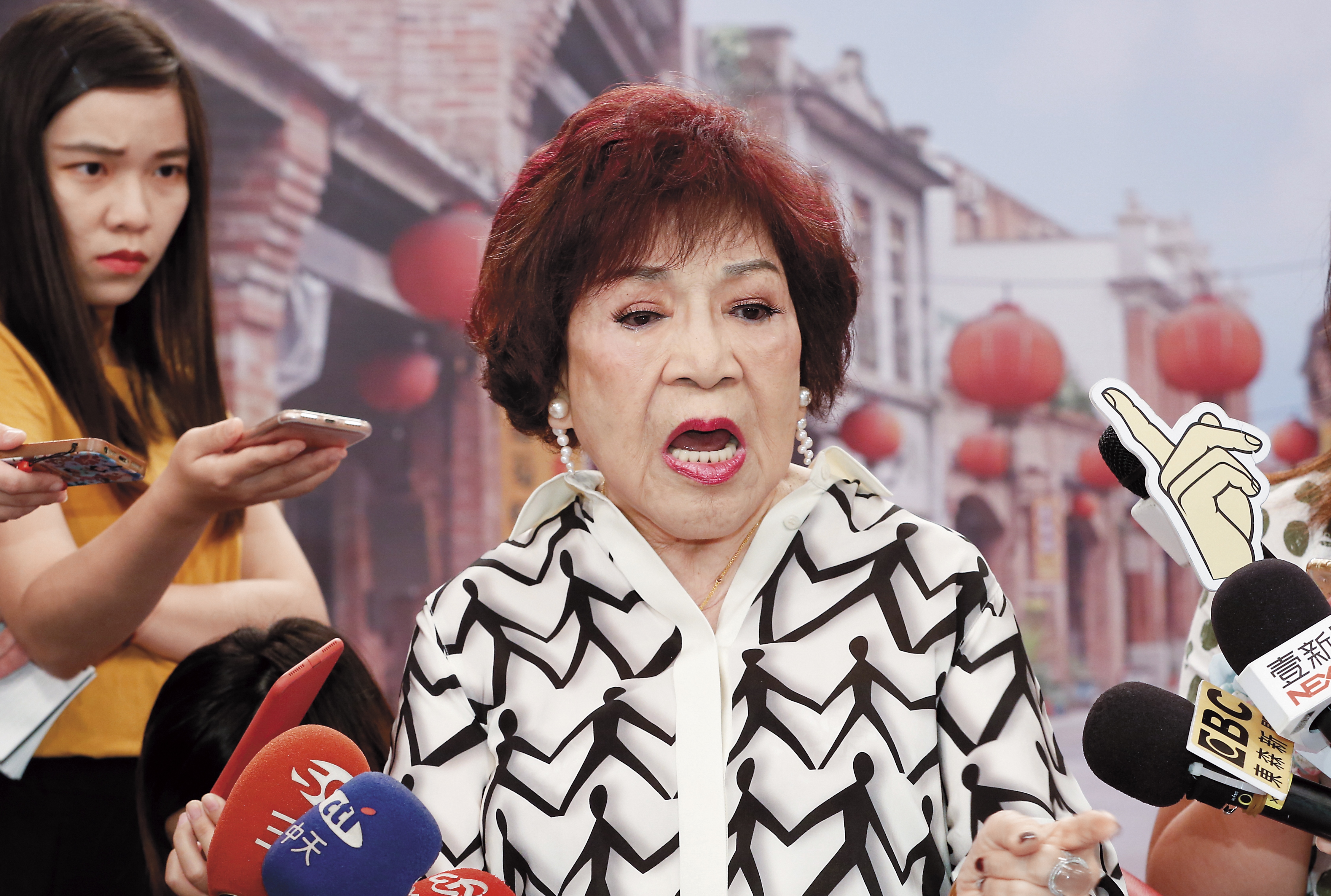 周遊被獅友們跳出指認對李朝永態度惡劣，老公會外遇也不奇怪。