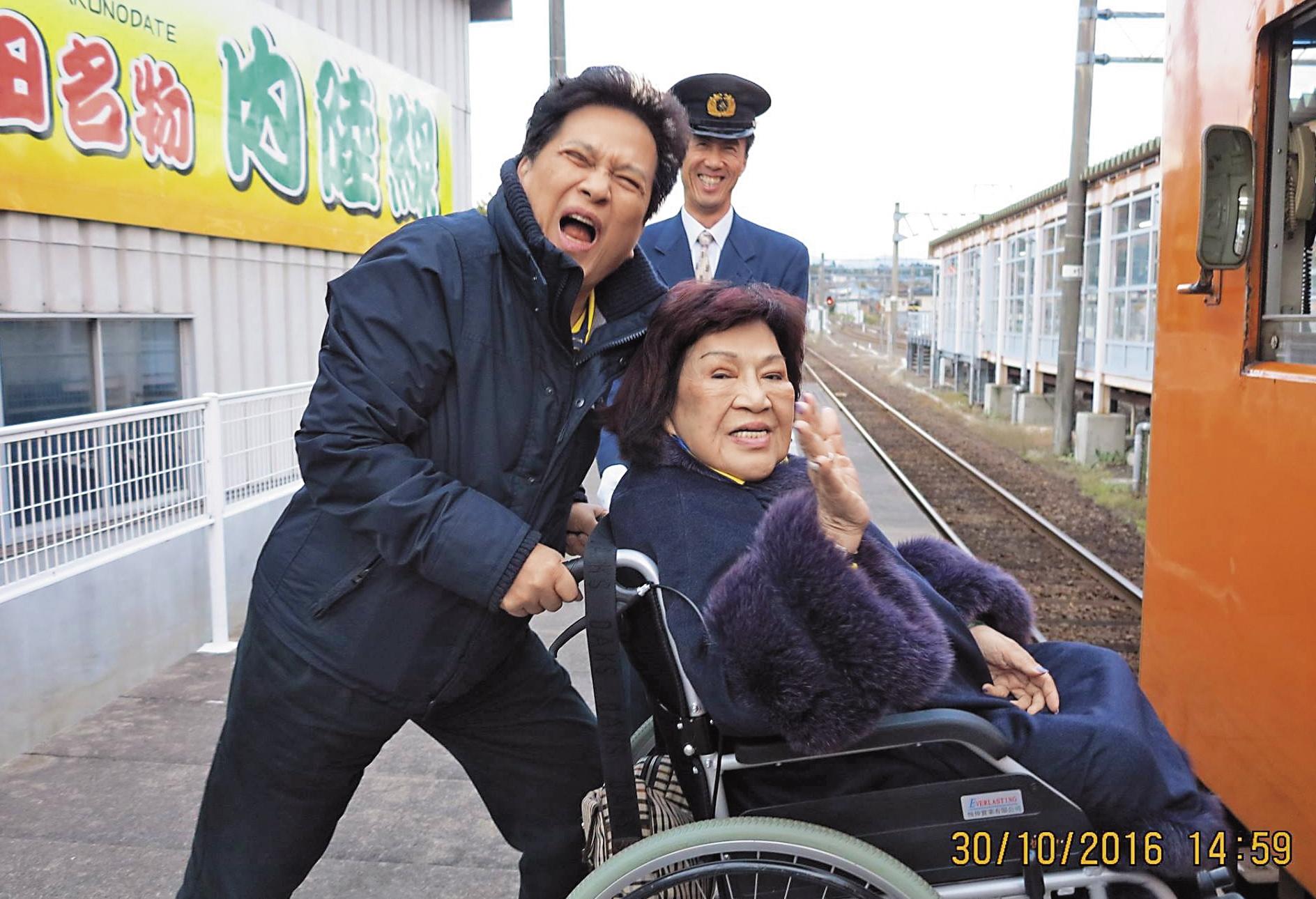 去年底李朝永和周遊看起來仍相當恩愛，他還體貼推輪椅陪周遊觀光。（翻攝自周遊臉書）