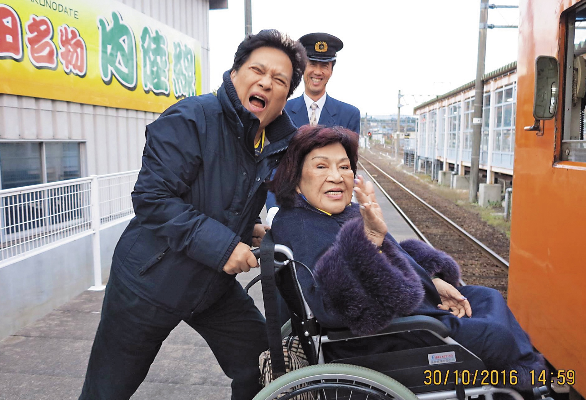 去年底李朝永和周遊看起來仍相當恩愛，他還體貼推輪椅陪周遊觀光。（翻攝自周遊臉書）