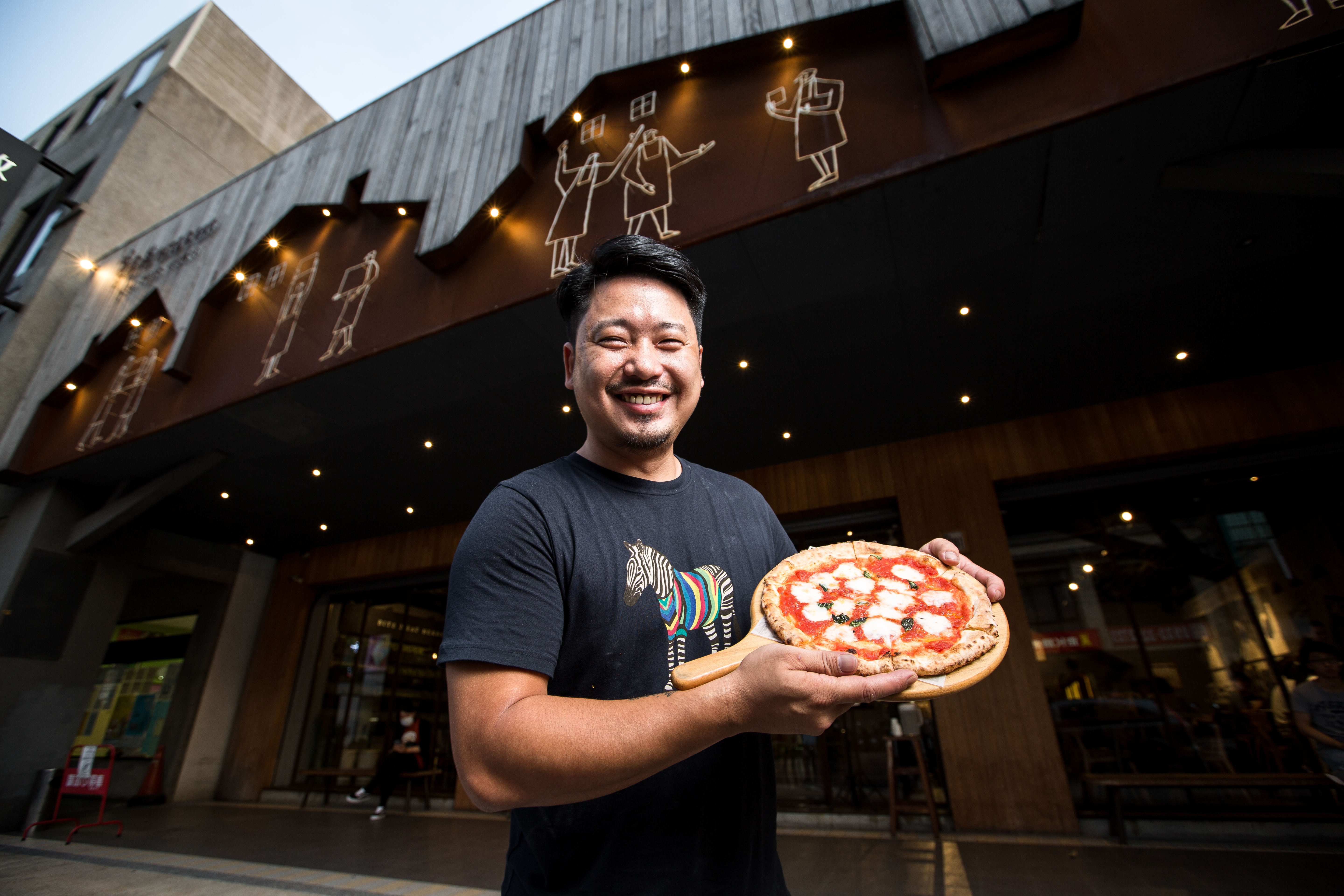 2008年薄多義老闆湯皓雄從房仲業轉行餐飲，以49元6吋小披薩起家，至今已有9家店，去年營收4億元。