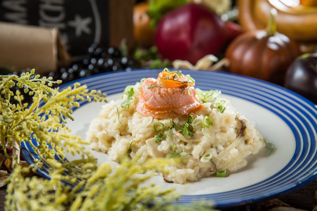 融入日式風味的味噌鮭魚燉飯，是日義混血的創意口味，風味濃厚帶點甜味。（209元）