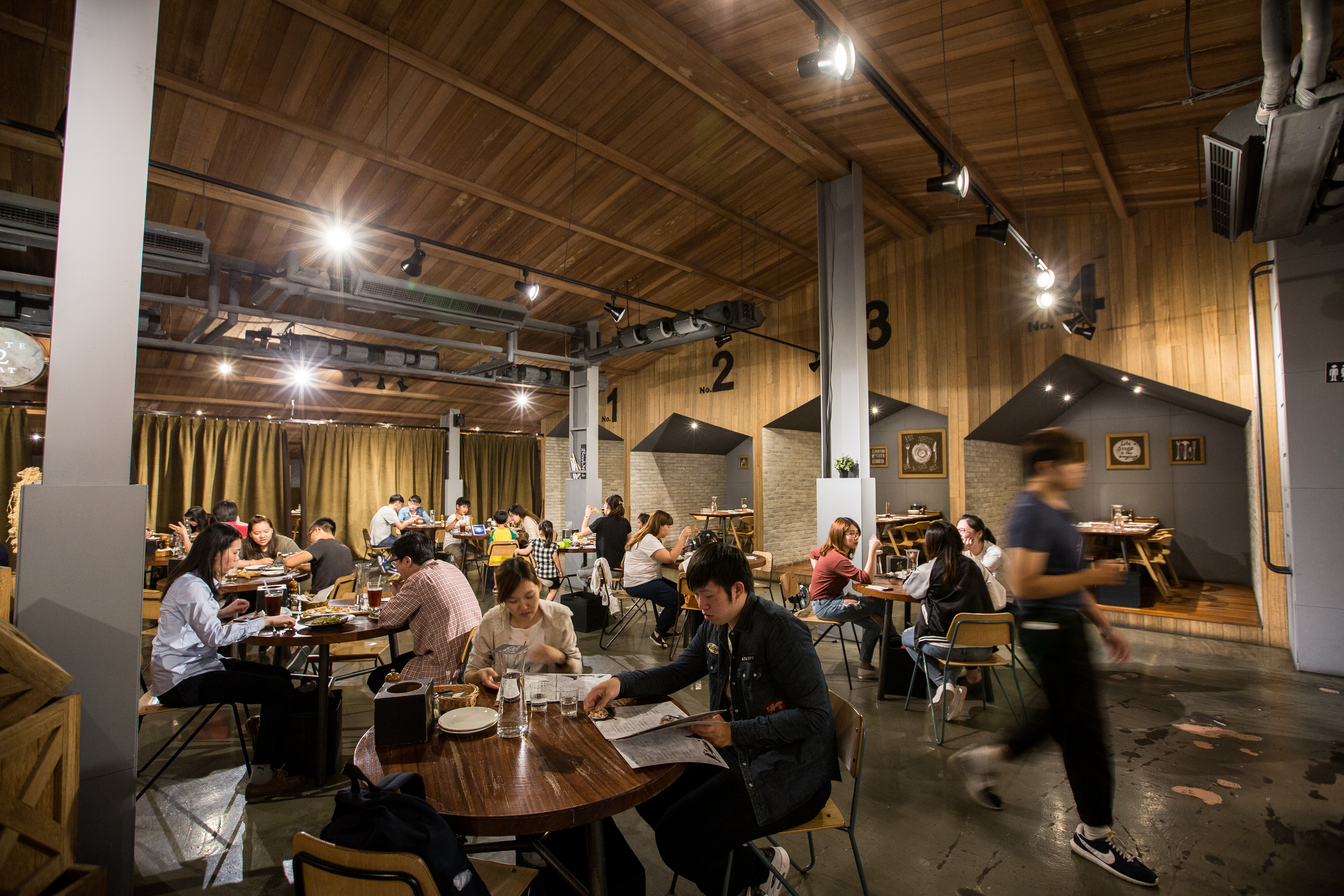 現在薄多義展店至少都要120坪以上，因為客單價低，須靠翻桌率衝營業額。