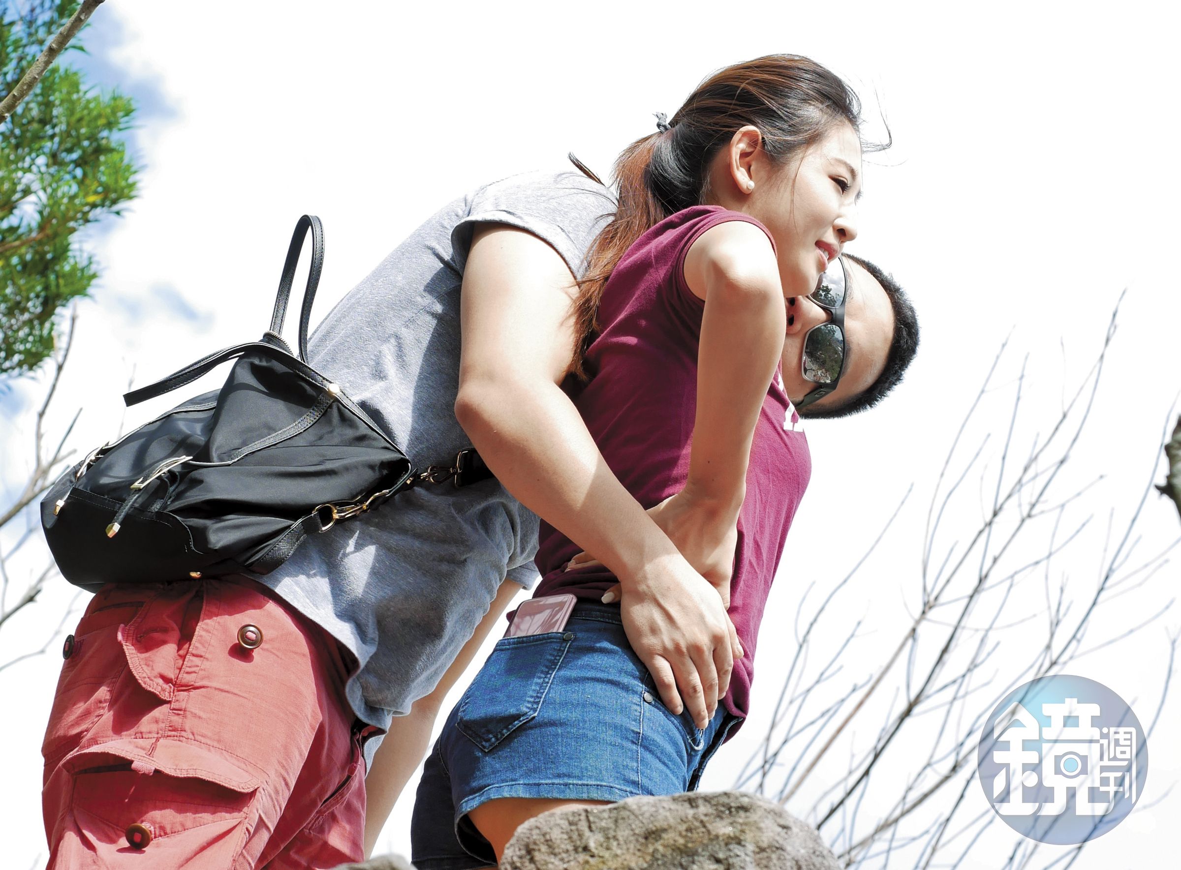8月22日14：12，兩人爬上觀景台後，男友忍不住對趙筱葳親吻摟腰又摸屁。