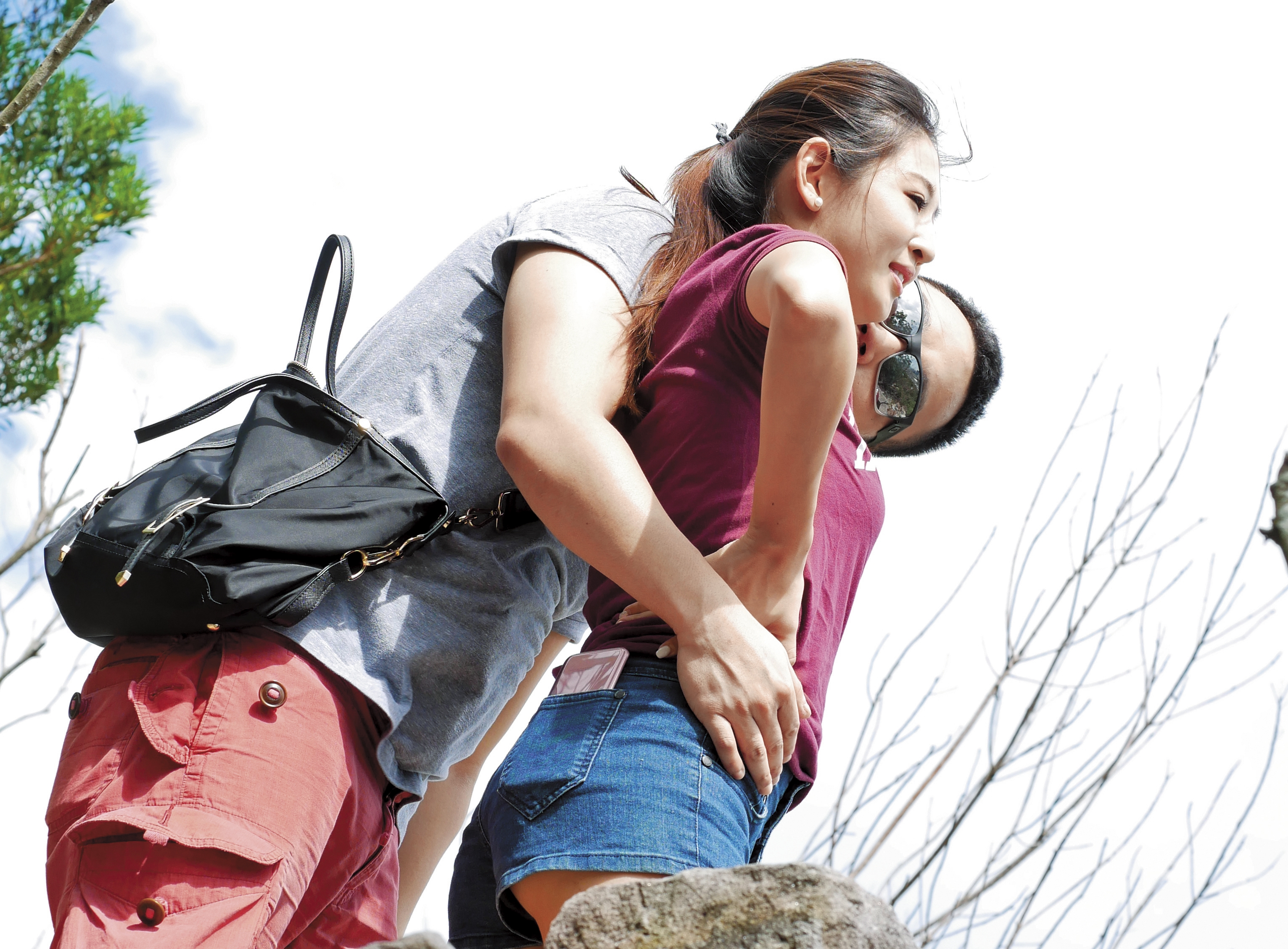 8月22日14：12，兩人爬上觀景台後，男友忍不住對趙筱葳親吻摟腰又摸屁。