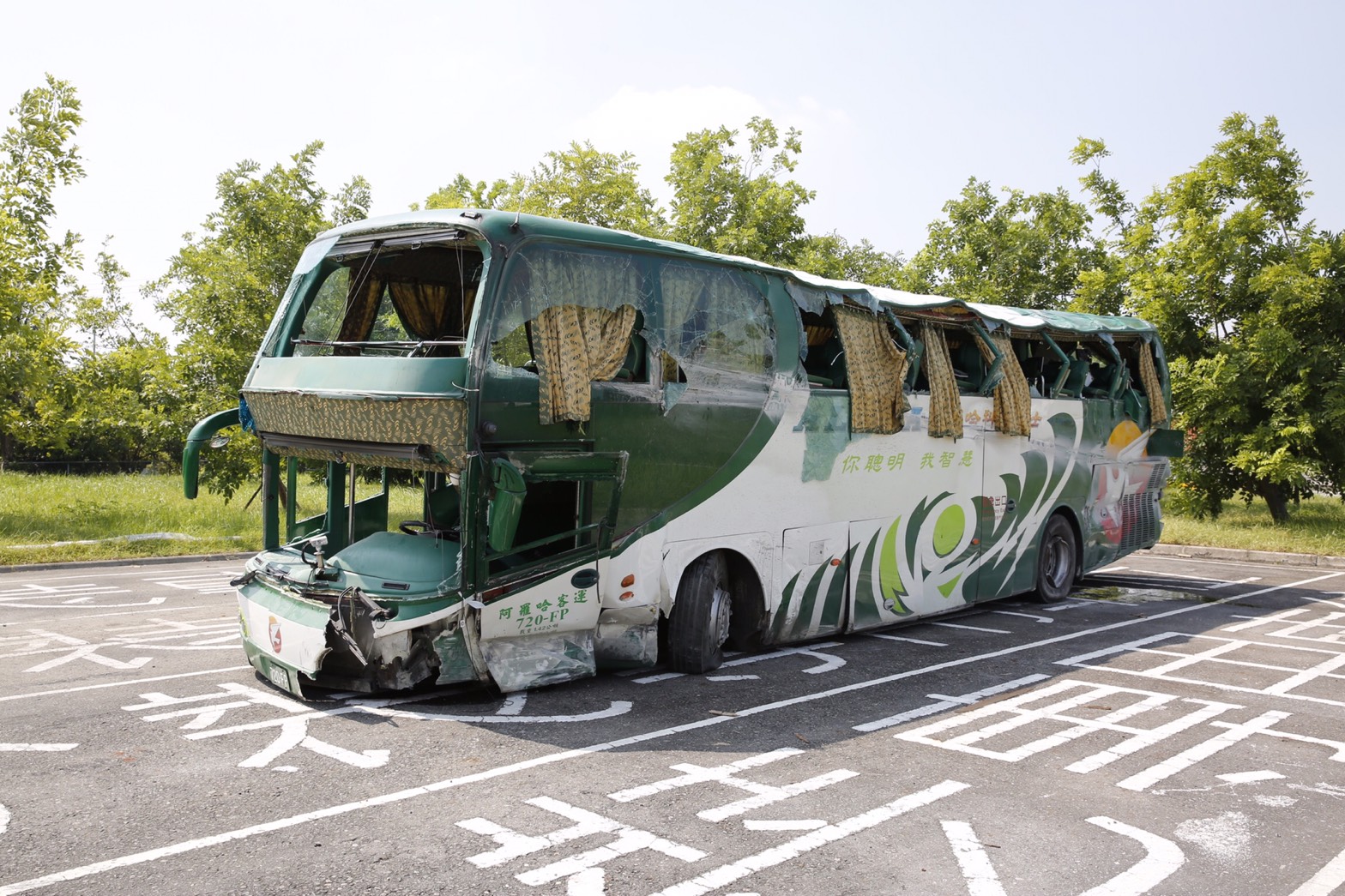 釀禍的阿羅哈客運車窗玻璃幾乎全部碎裂，車頭毀損嚴重。
