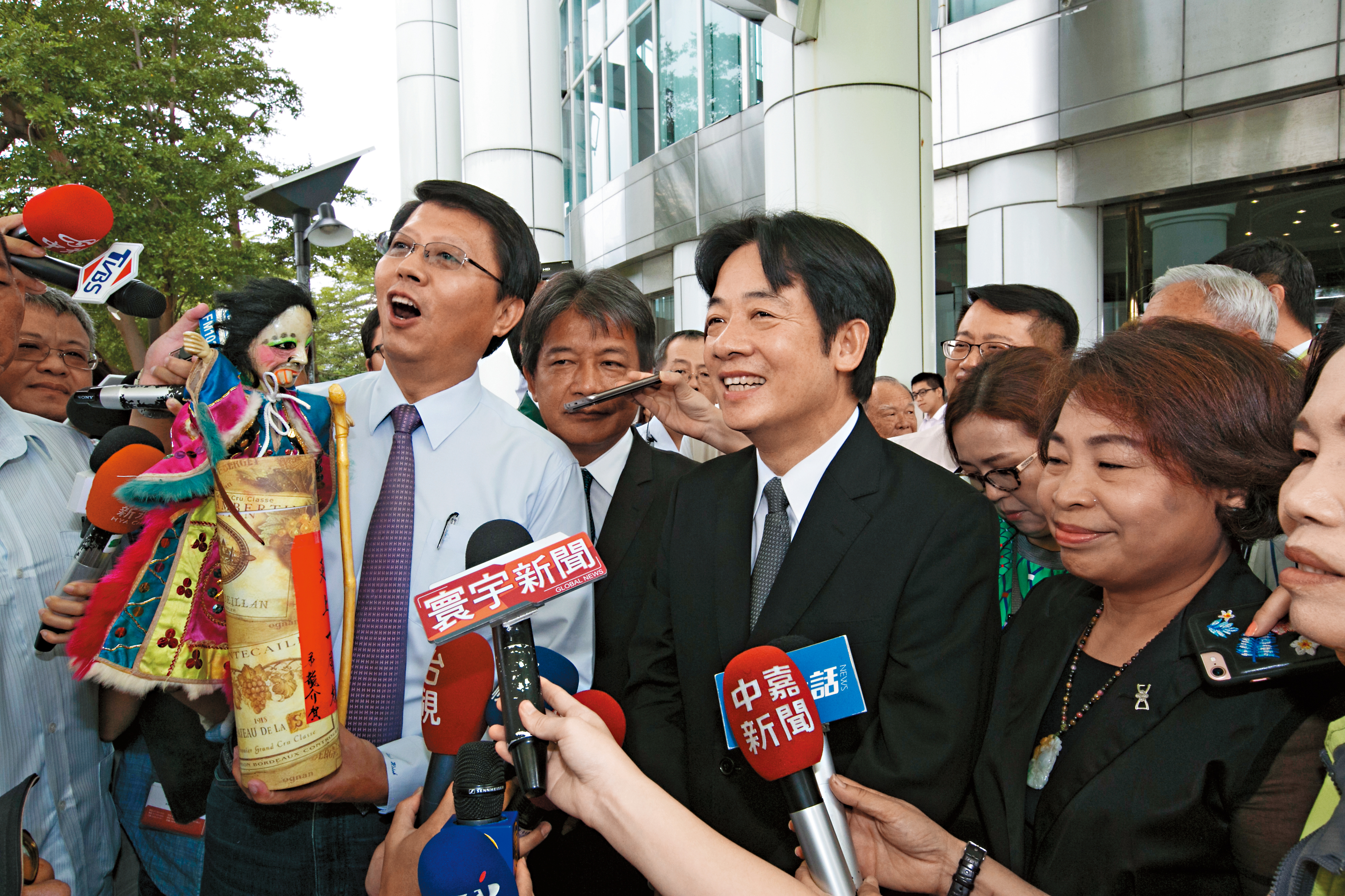 在台南市，則由「一生只監督賴清德一人」的市議員謝龍介（左）當選。