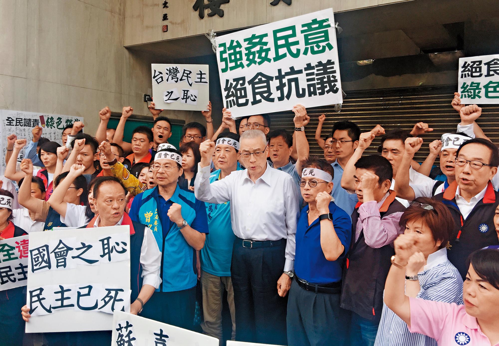 國民黨立委曾銘宗、費鴻泰、賴士葆抗議民進黨強行通過前瞻預算,發起禁食抗議,主席吳敦義也曾探視聲援,但網路負評不斷,最後草草結束。
