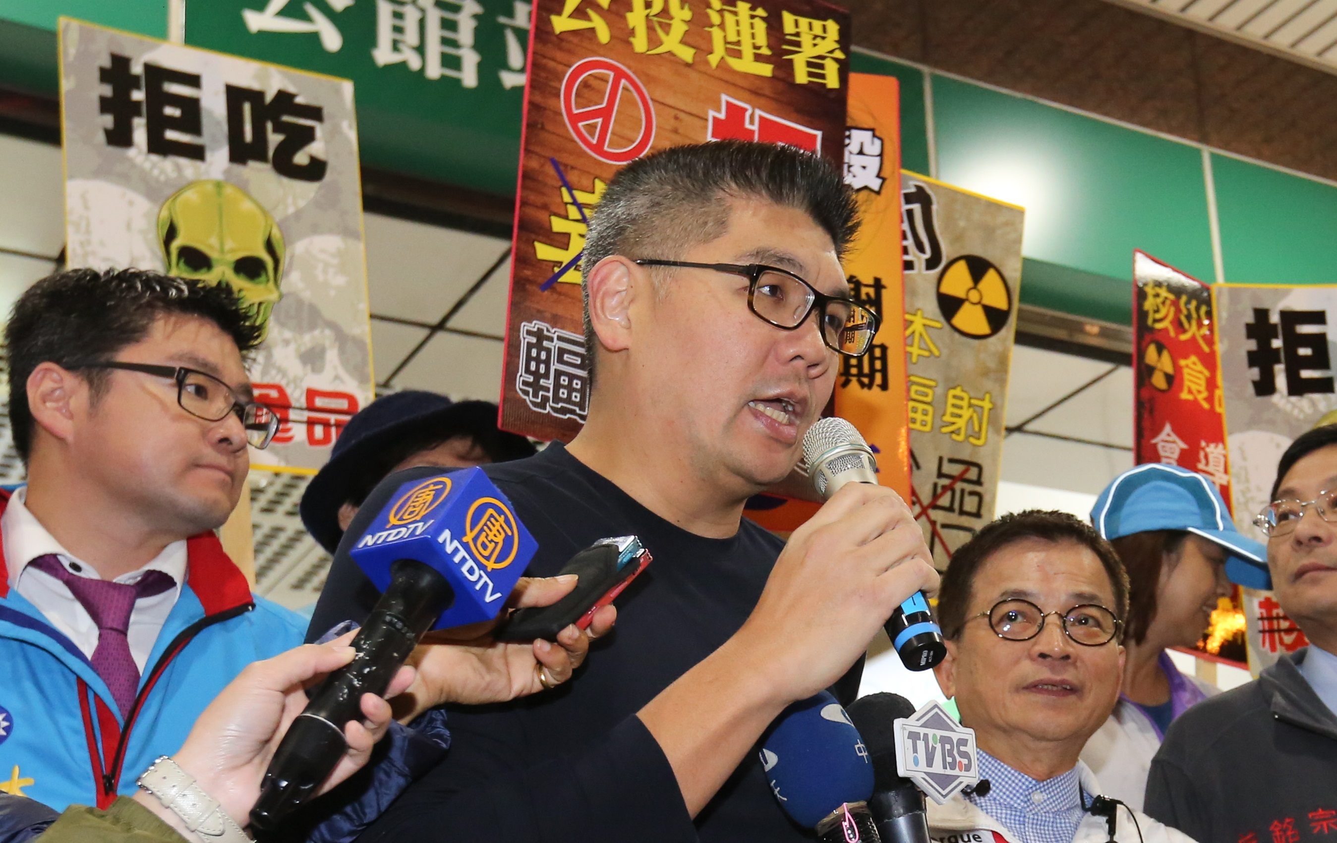 國民黨中央委員連勝文（中）在臉書3次發文批評顧立雄接任金管會主委一事，引發關注。