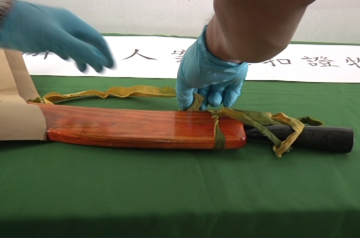 凶嫌手持這把長達30多公分的開山刀,砍死林姓夫妻。