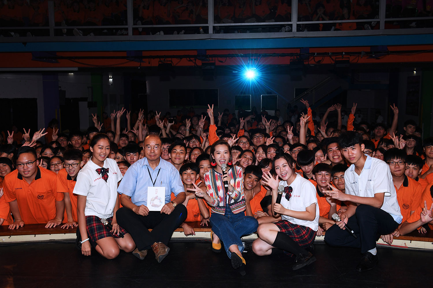 LULU（中）應邀至新北市莊敬高職推廣台灣原住民祭典文化，她也特地精心挑選了原住民特色的服裝搭配。