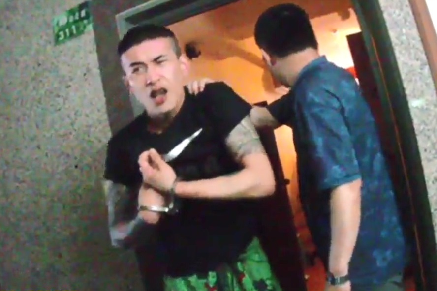 富少李威德被警方逮捕時，直播時的霸氣頓時消失不見。