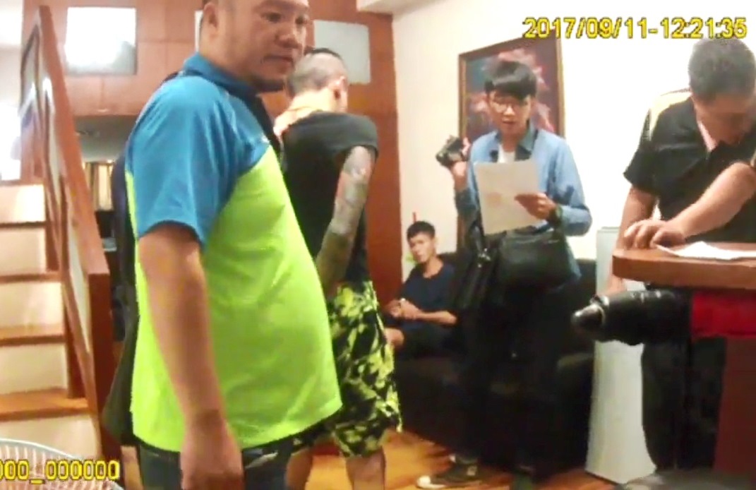 遭員警壓制時，李威德一秒變成小孬孬，往日「威風」蕩然無存。