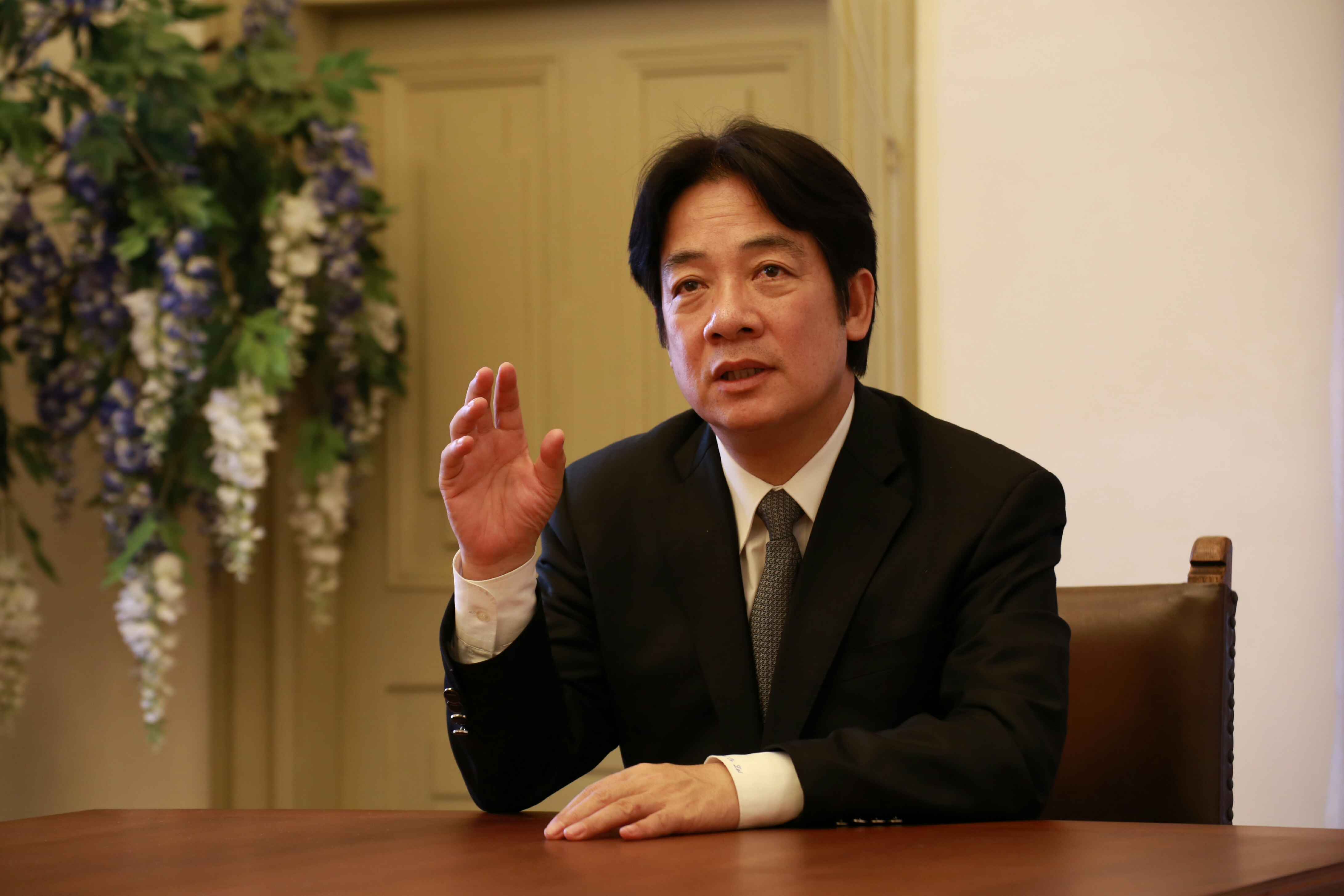 新任行政院長賴清德推翻林全內閣的決策，決定明年全國軍公教人員待遇調升3％。