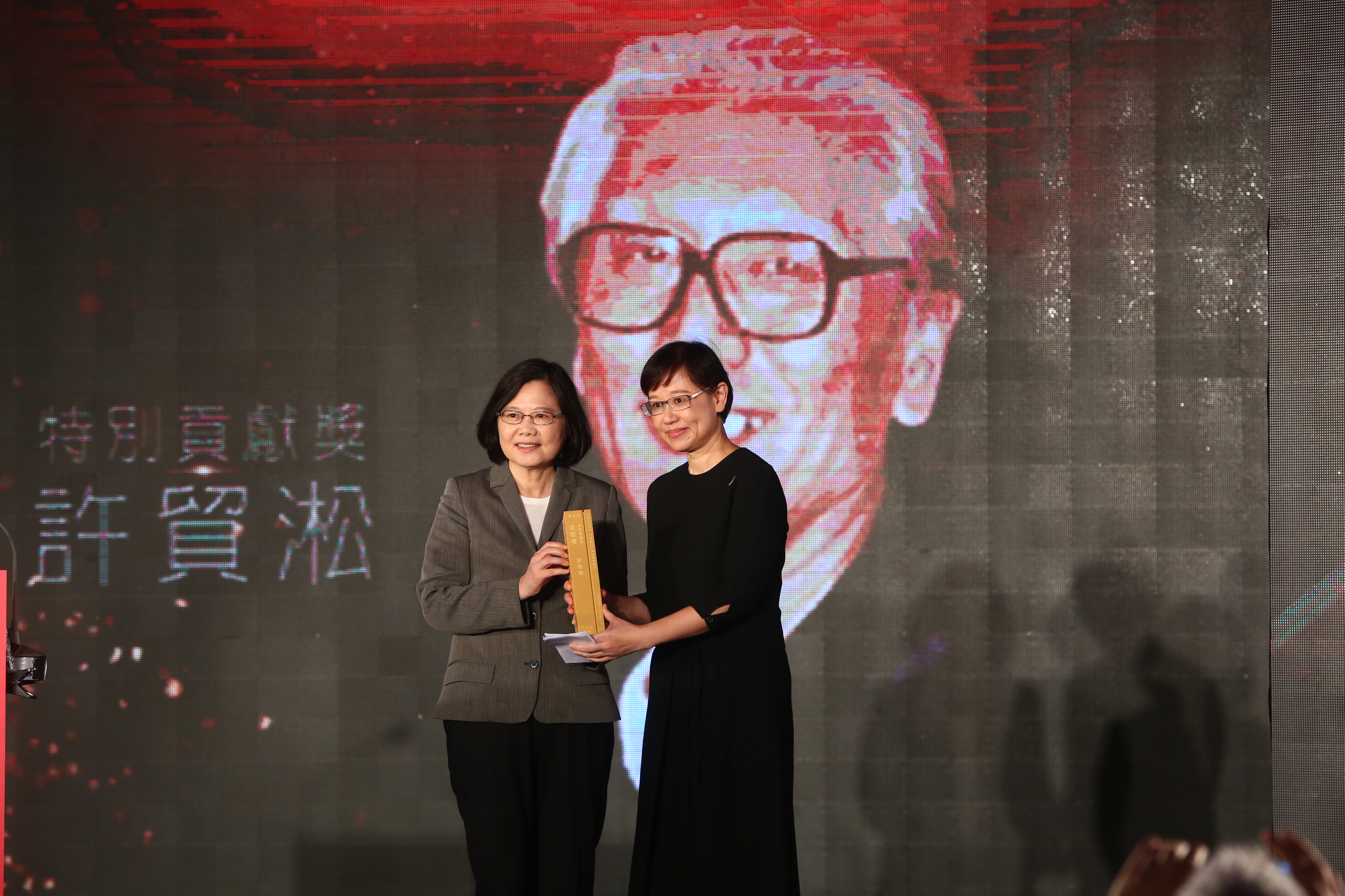 金漫獎開辦以來首度有總統出席，蔡總統並擔任頒獎人，右為特別貢獻獎得主許貿淞的女兒許綺芬。