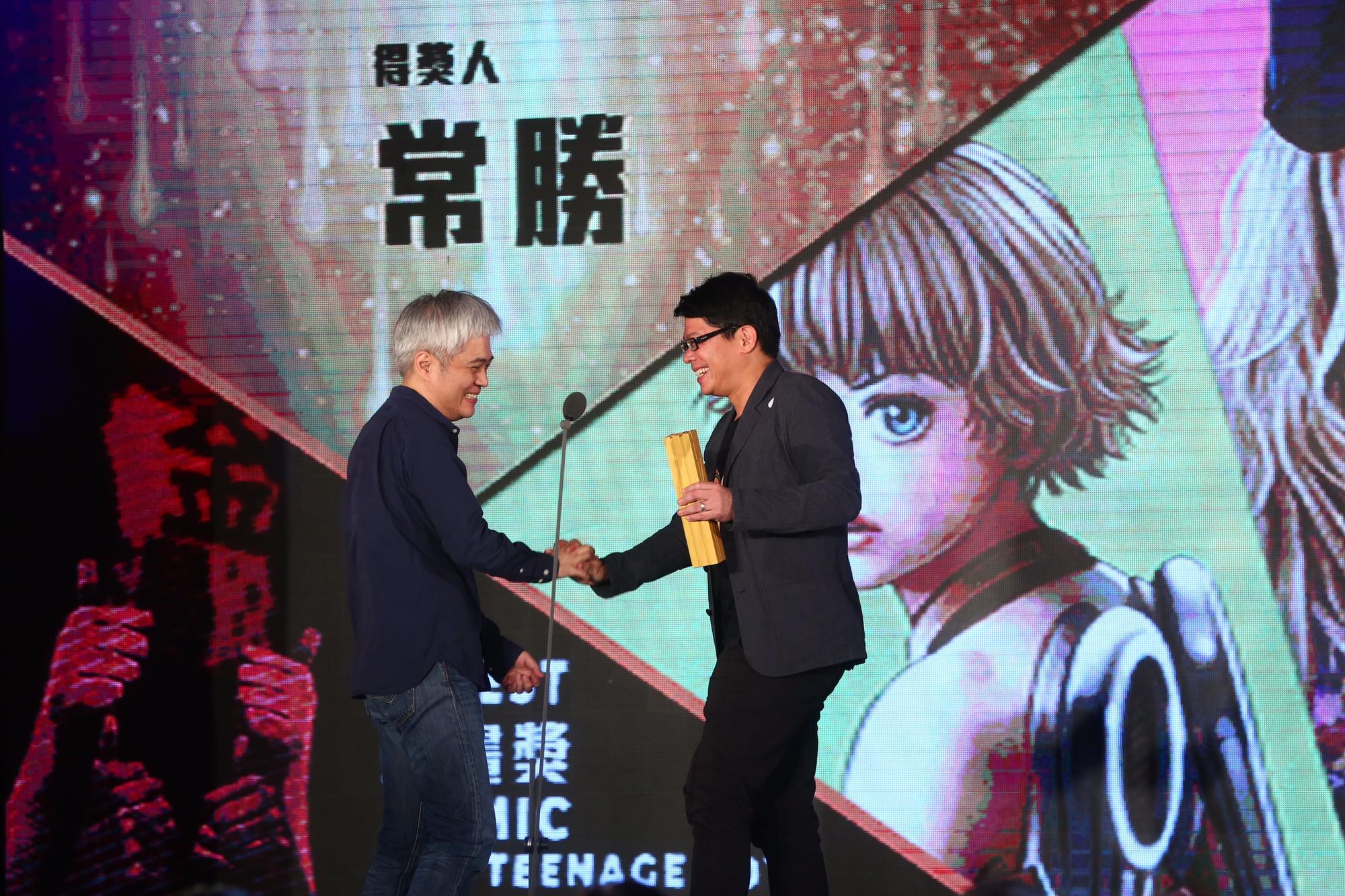 少年漫畫獎由常勝（左）獲得，頒獎人為《Young Guns》作者林政德（右）。