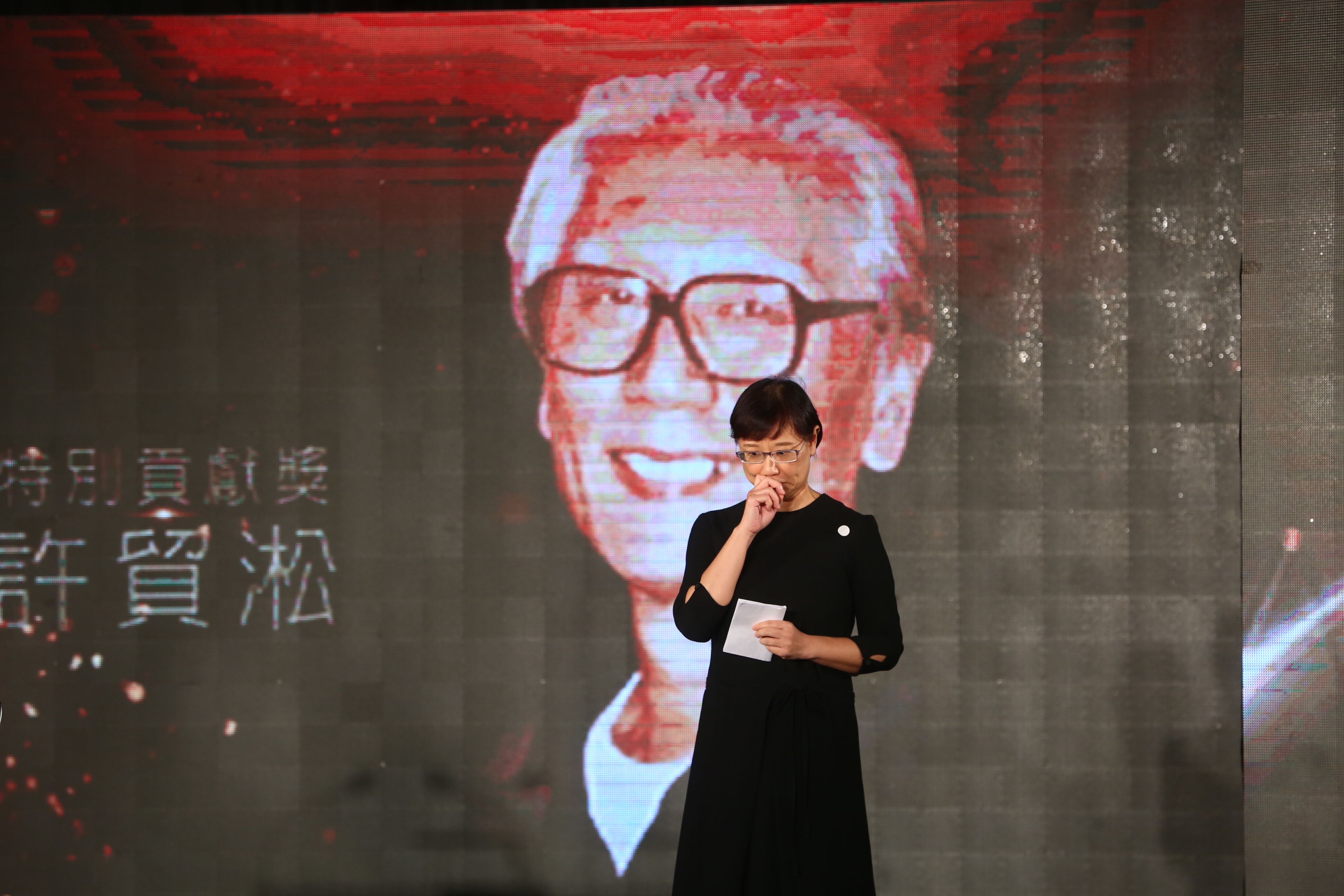 許貿淞女兒許綺芬代領獎項時,不禁哽咽落淚。