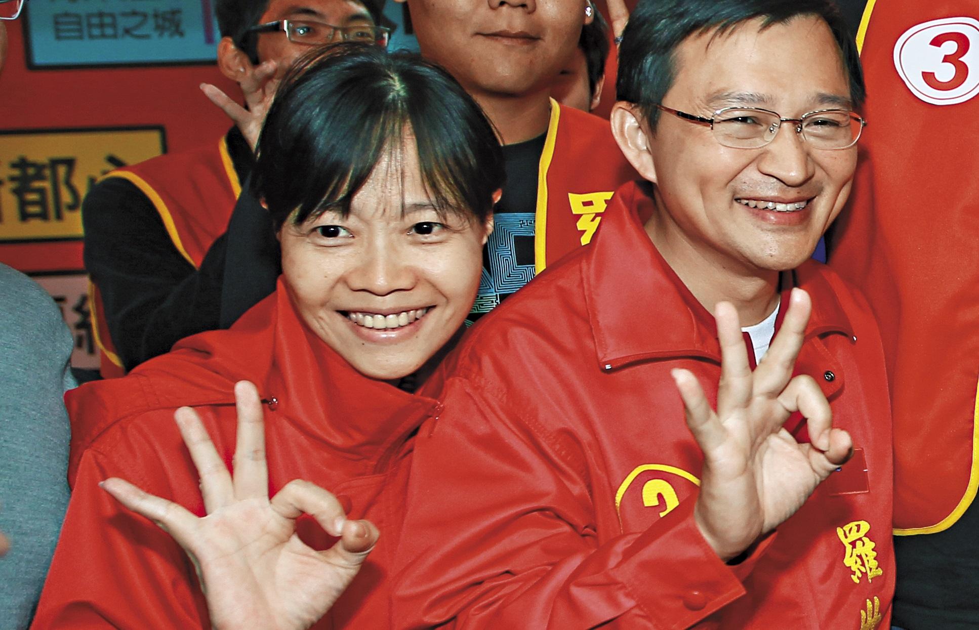 前立委羅世雄(前排右)是和春學院董事長羅傳進之子,競選立委失利後回到和春任教,妻子呂綺修(前排左)更擔任副校長,家族經營校務。